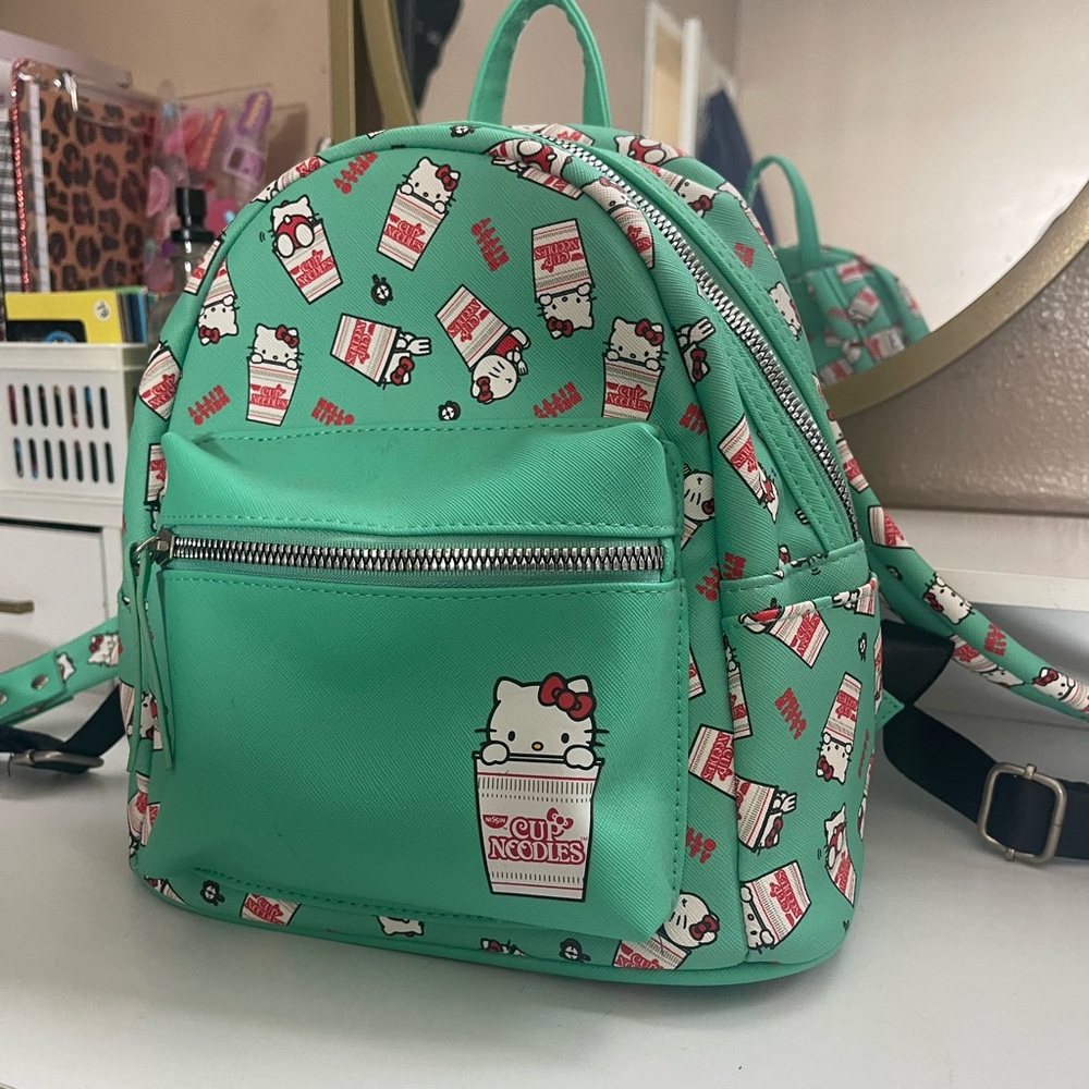 Hello Kitty mini backpack - Picture 3 of 3